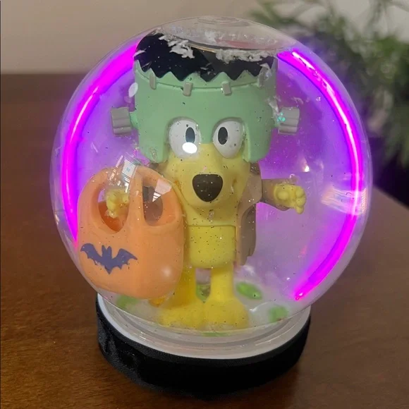 Monster Lucky Booey Snow Globe - Picture 12 of 14